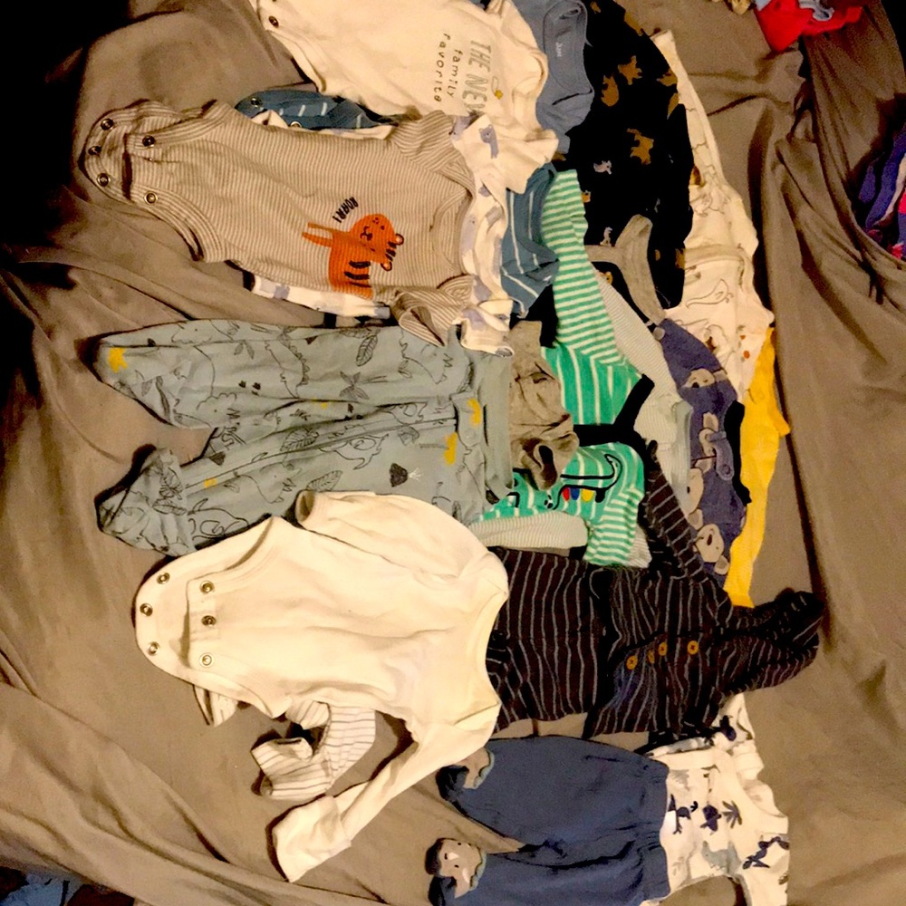 7 short sleeved onesies, 1 long sleeved,2 matching outfits, 8 sleepers preemie